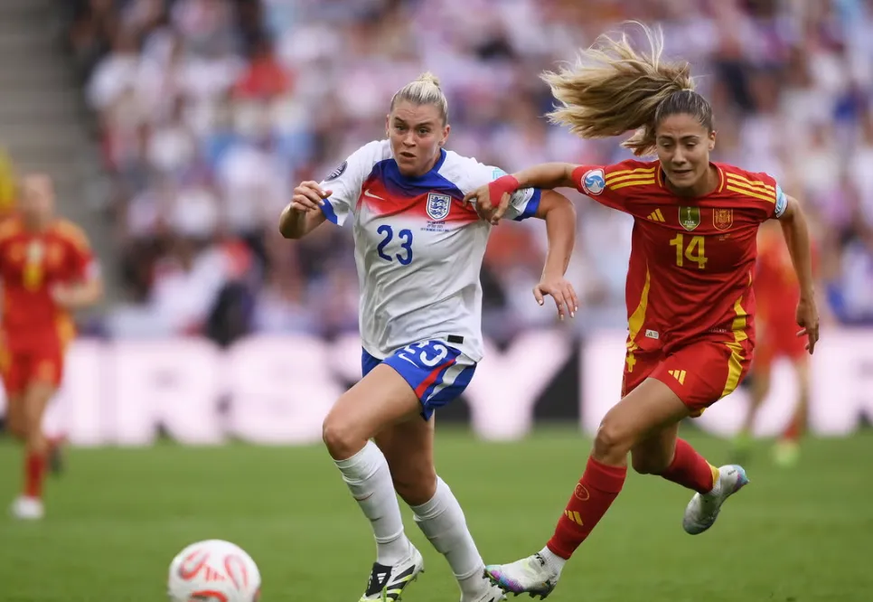 The Tactical Chess Match: Southgate's Wall vs. de la Fuente's Symphony